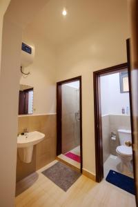WakisoApartment at Pearl Marina - Garuga Road的带淋浴、卫生间和盥洗盆的浴室