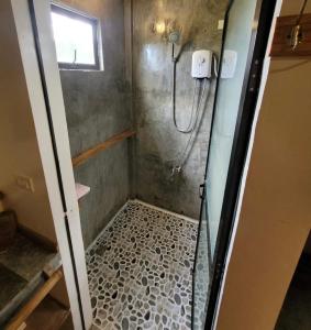 卢纳将军城Tarzan's House的带淋浴的浴室和玻璃门