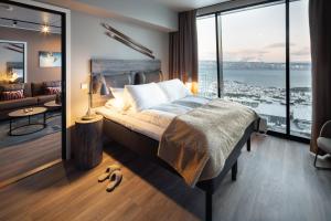 纳尔维克Basecamp Narvik的一间市景卧室,配有一张床