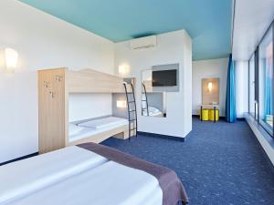 明斯特B&B HOTEL Münster Hafen的客房配有1张床和1张双层床。