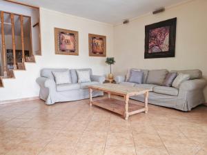 厄尔梅达诺MEDANO4YOU Montaña Roja Beach House的客厅配有两张沙发和一张咖啡桌