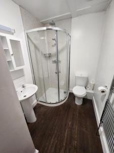 桑顿代尔新宾馆的带淋浴、卫生间和盥洗盆的浴室