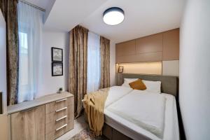 亚希莫夫Apartmán Barborka的一间卧室设有一张床和一个窗口