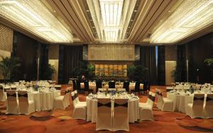 南京金陵饭店的宴会厅配有白色的桌椅