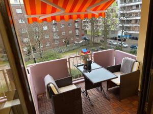 曼海姆Appartement Schwetzingerstadt的市景阳台配有桌椅。