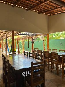 日若卡-迪热里科阿科阿拉Imperio dos Bambus Suites的用餐室配有大型木桌和椅子