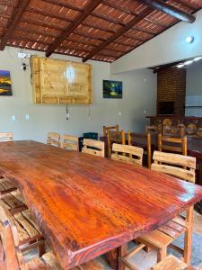 日若卡-迪热里科阿科阿拉Imperio dos Bambus Suites的一张大木桌子和椅子