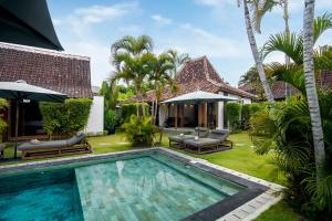 坎古Bloom Resort Bali by BaliSuperHost的游泳池别墅的图象