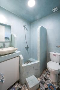 海若克利欧Γκαρσονιέρα #2 υπνοδωμάτιο σε οντά的带淋浴、卫生间和盥洗盆的浴室