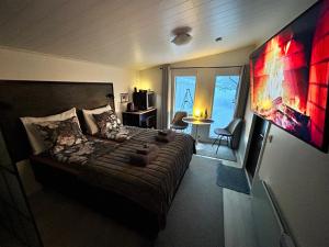 罗瓦涅米Guest house - Northern tealight的一间卧室设有一张大床和一个大窗户