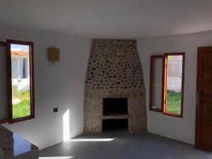 索维拉Surf HouseMaroc的带2扇窗户的石制壁炉客房