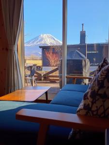 富士河口湖ヒウチバコ的享有雪覆盖山脉景致的客厅