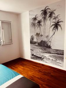 Trois BassinsLa Villa Choka的墙上有棕榈树的照片