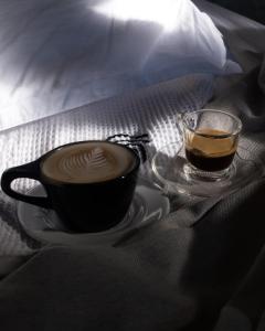 马特勒Swell Shacks的床上喝一杯咖啡和一杯茶