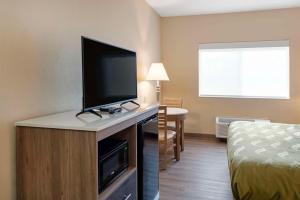 伯米吉Quality Inn Bemidji的酒店客房的橱柜里设有平面电视。