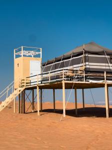 Al WāşilHamood desert local camp的沙漠中的一个码头