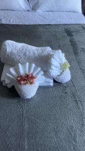 维约堡Dream Stay Studio 2的床上有两条毛巾和一朵花