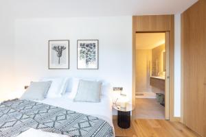埃尔塔特Isard Homes by Select Rentals的白色卧室配有床和桌子