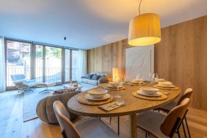 埃尔塔特Isard Homes by Select Rentals的一间带桌椅的用餐室