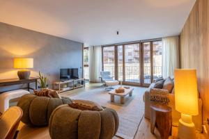埃尔塔特Isard Homes by Select Rentals的带沙发和电视的客厅