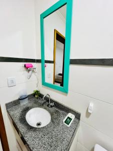 瓜鲁柳斯H34 Hotel的一间带水槽和镜子的浴室