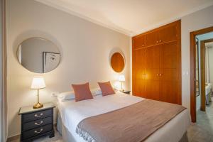 贝赫尔-德拉弗龙特拉拉苏尔塔纳维吉尔酒店的一间卧室配有一张大床和镜子