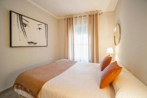 贝赫尔-德拉弗龙特拉拉苏尔塔纳维吉尔酒店的一间卧室设有一张床和一个窗口