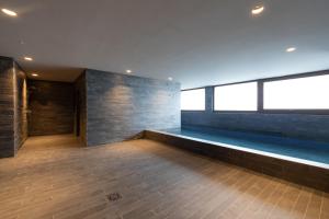 埃尔塔特Isard Homes by Select Rentals的一座建筑中一个空房间,设有游泳池