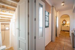 贝赫尔-德拉弗龙特拉拉苏尔塔纳维吉尔酒店的浴室设有白色门和走廊