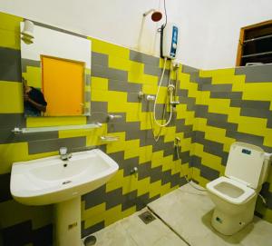 蒂瑟默哈拉默Happy Resort Yala的一间带水槽和卫生间的浴室