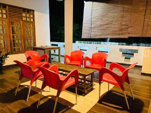 蒂瑟默哈拉默Happy Resort Yala的一套红色椅子和一张桌子