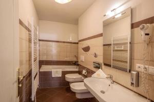 布尔诺欧罗巴酒店的浴室配有卫生间、盥洗盆和浴缸。