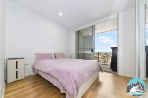 悉尼Aircabin - Burwood - Sydney - 2 Beds Apt Free Park的一间白色卧室,配有床和阳台