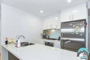 悉尼Aircabin - Burwood - Sydney - 2 Beds Apt Free Park的厨房配有不锈钢冰箱