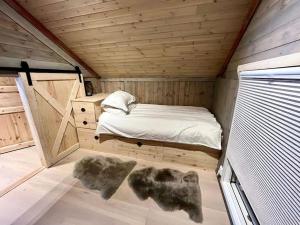 Hus ved Valsøyfjorden的木屋内的一张小床
