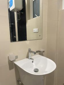 拉维尼亚山Rush Resident Mount Lavinia的浴室设有白色水槽和镜子