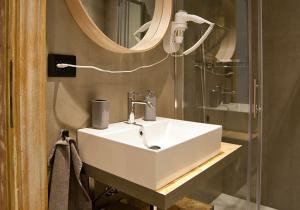 布雷西亚ANNAMA Coliving的浴室设有白色水槽和镜子