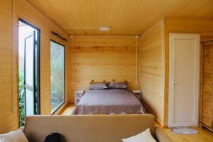 巴统Kottage anania的小木屋内的卧室,配有床