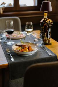 采尔马特Alpine Hotel Perren的一张桌子,上面放着一盘食物和酒杯