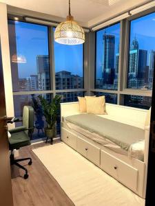 迪拜Lakeside Bliss Home的一间卧室配有一张床、一张书桌和一个窗户。
