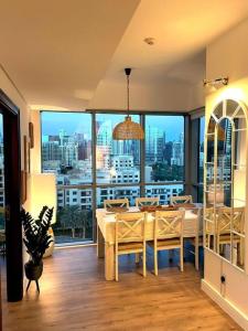 迪拜Lakeside Bliss Home的一间配备有桌子的用餐室,享有城市美景。