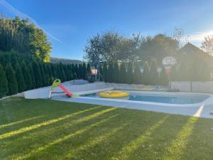 TreyvauxEntire modern villa with outdoor swimming pool!的后院设有充气游泳池