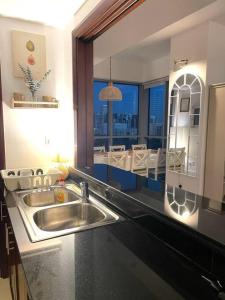迪拜Lakeside Bliss Home的厨房配有水槽和大镜子