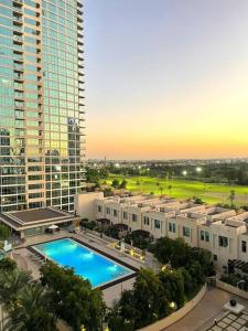 迪拜Lakeside Bliss Home的享有带游泳池的建筑的空中景致