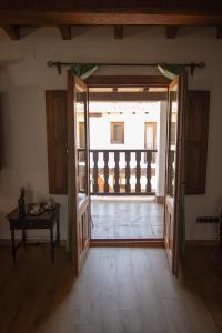 夸科斯德尤斯特亚巴迪亚德乌斯特乡村酒店 的通往带阳台的客房的开放式门