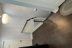 皮克灵ShayCozyDelux-Room-201的天花板房间的楼梯间
