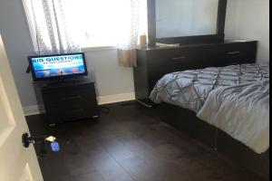 皮克灵ShayCozyDelux-Room-201的一间卧室配有一张床和一台平面电视
