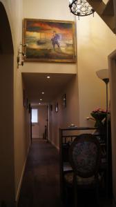 布鲁塞尔扎林别墅住宿加早餐酒店的走廊上墙上有绘画作品,还有椅子