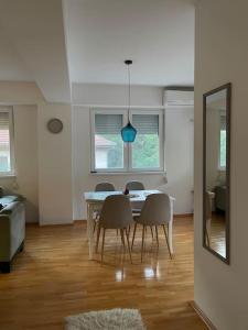 斯科普里Two bedroom Apartment in Skopje Center的一间用餐室,在房间内配有桌椅