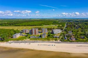 威克奥夫弗尔Oland Whg 10 Südstrandperle的从海滩上欣赏到度假村的空中景色